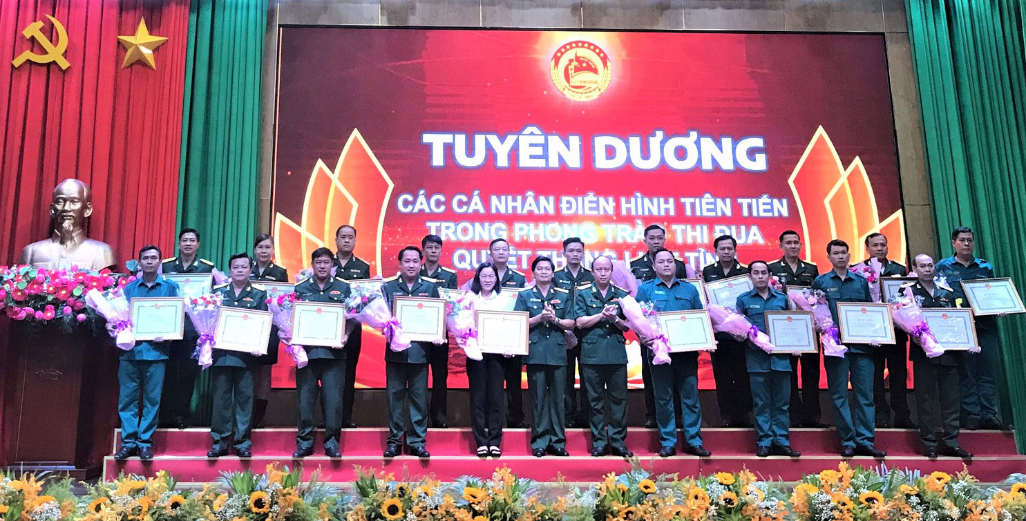Lãnh đạo Bộ Chỉ huy Quân sự tỉnh tuyên dương các điển hình tiên tiến trong phong trào thi đua quyết thắng giai đoạn 2019-2024 (Ảnh: Thu Thảo).
